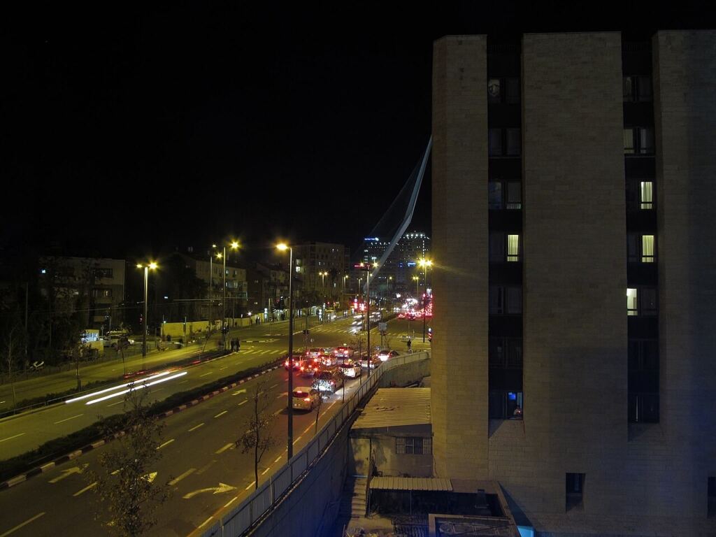 Gece saatlerinde yoldaki araç trafiği