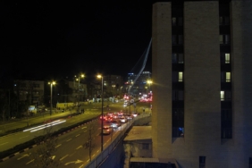 Gece saatlerinde yoldaki araç trafiği