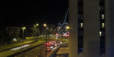 Gece saatlerinde yoldaki araç trafiği