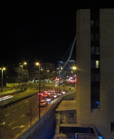 Gece saatlerinde yoldaki araç trafiği