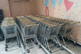 Mağazada alışveriş arabası