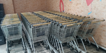 Mağazada alışveriş arabası