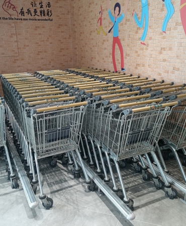 Mağazada alışveriş arabası