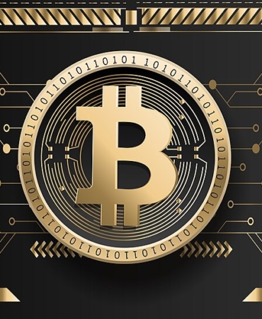 Bitcoin sembolü taşıyan altın renkli temsili madeni para