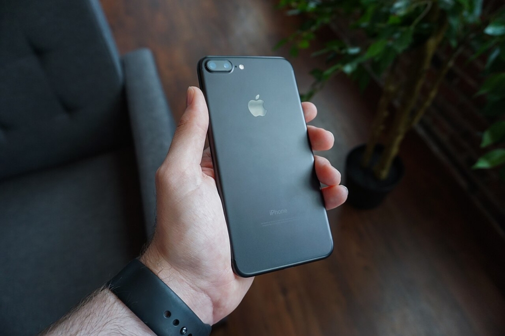 Elde tutulan akıllı telefon