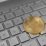 Dizüstü bilgisayar klavyesi üzerinde kripto para temsili