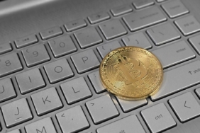 Dizüstü bilgisayar klavyesi üzerinde kripto para temsili