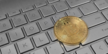 Dizüstü bilgisayar klavyesi üzerinde kripto para temsili