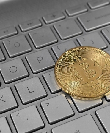 Dizüstü bilgisayar klavyesi üzerinde kripto para temsili
