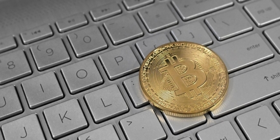Dizüstü bilgisayar klavyesi üzerinde kripto para temsili