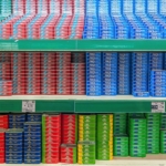 Fiyat etiketli ürünlerin bulunduğu market rafları
