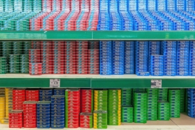 Fiyat etiketli ürünlerin bulunduğu market rafları