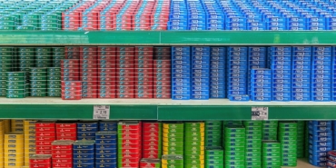 Fiyat etiketli ürünlerin bulunduğu market rafları