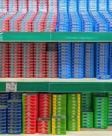 Fiyat etiketli ürünlerin bulunduğu market rafları