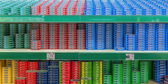 Fiyat etiketli ürünlerin bulunduğu market rafları