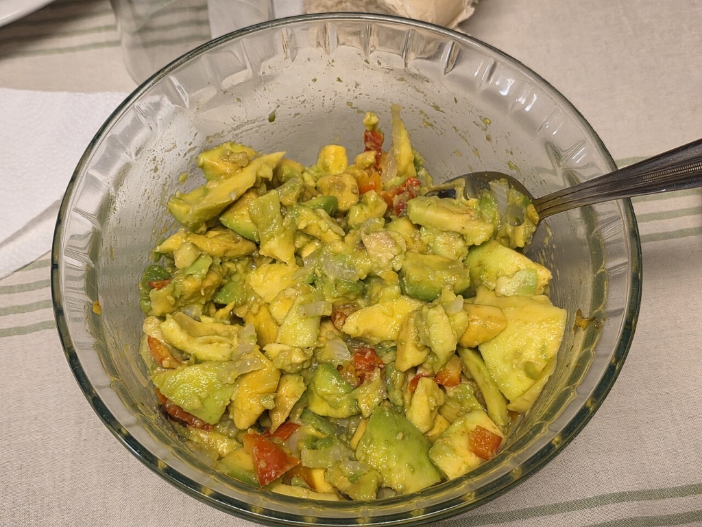 Avokadolu yeşil salata