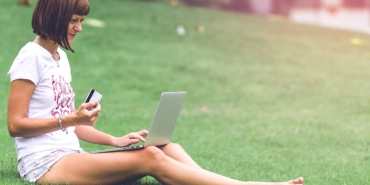 Dizüstü bilgisayarla internetten alışveriş yapan kişi