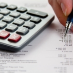 Finansal kayıtları ve faturaları inceleyen kişi