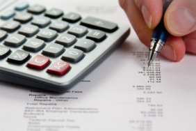 Finansal kayıtları ve faturaları inceleyen kişi