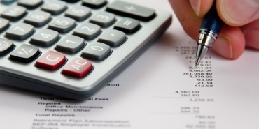 Finansal kayıtları ve faturaları inceleyen kişi