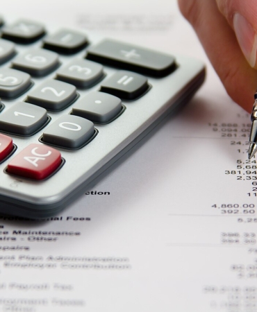 Finansal kayıtları ve faturaları inceleyen kişi