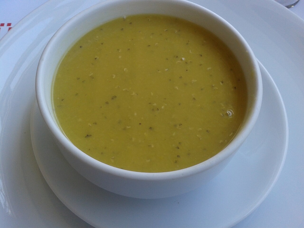 İftar sofrası için mercimek çorbası