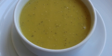 İftar sofrası için mercimek çorbası