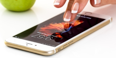 Telefon ekranına dokunan el
