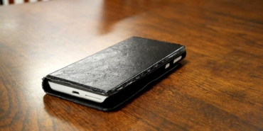 Masada duran akıllı telefon