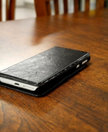 Masada duran akıllı telefon