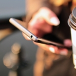 Kahve yanında telefon kullanan eller