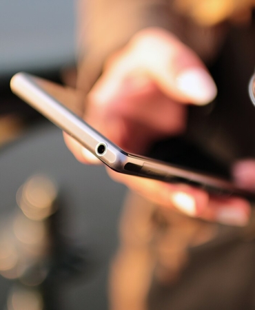 Kahve yanında telefon kullanan eller