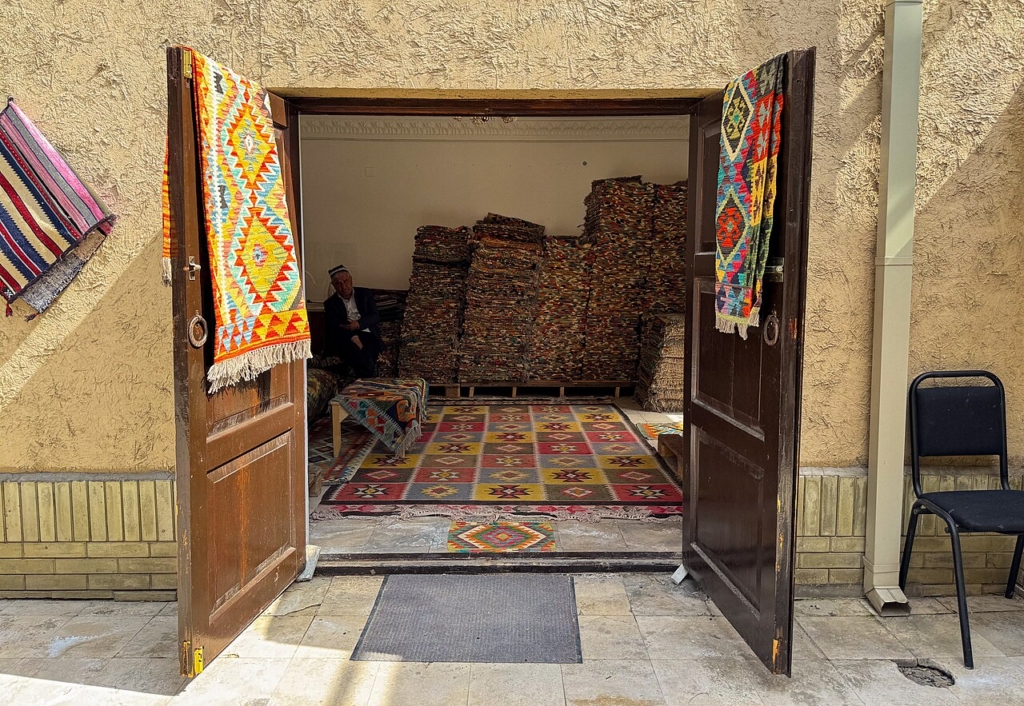 Halı mağazasında halılar