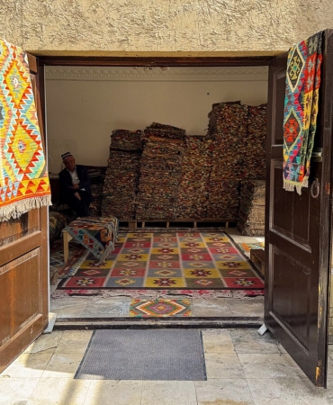Halı mağazasında halılar