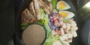Sağlıklı beslenme için hazırlanmış sebze salatası