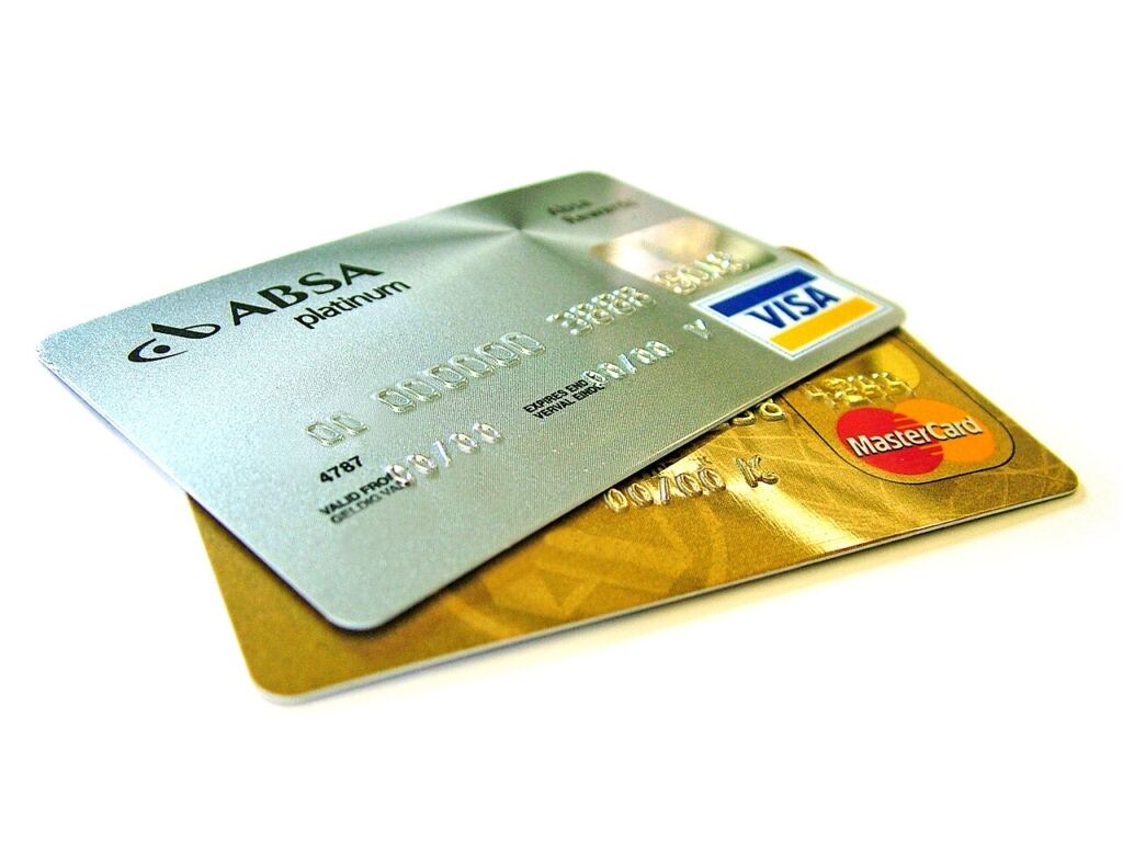 Üst üste duran banka ve kredi kartları