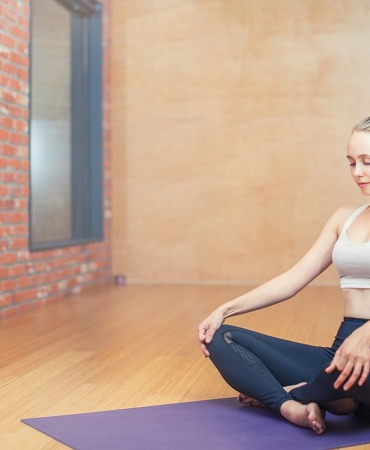 Açık havada meditasyon yapan kişi