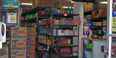 Küçük bir marketin iç görünümü ve rafları