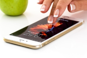 Elde tutulan akıllı telefonla dijital işlem