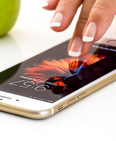 Elde tutulan akıllı telefonla dijital işlem