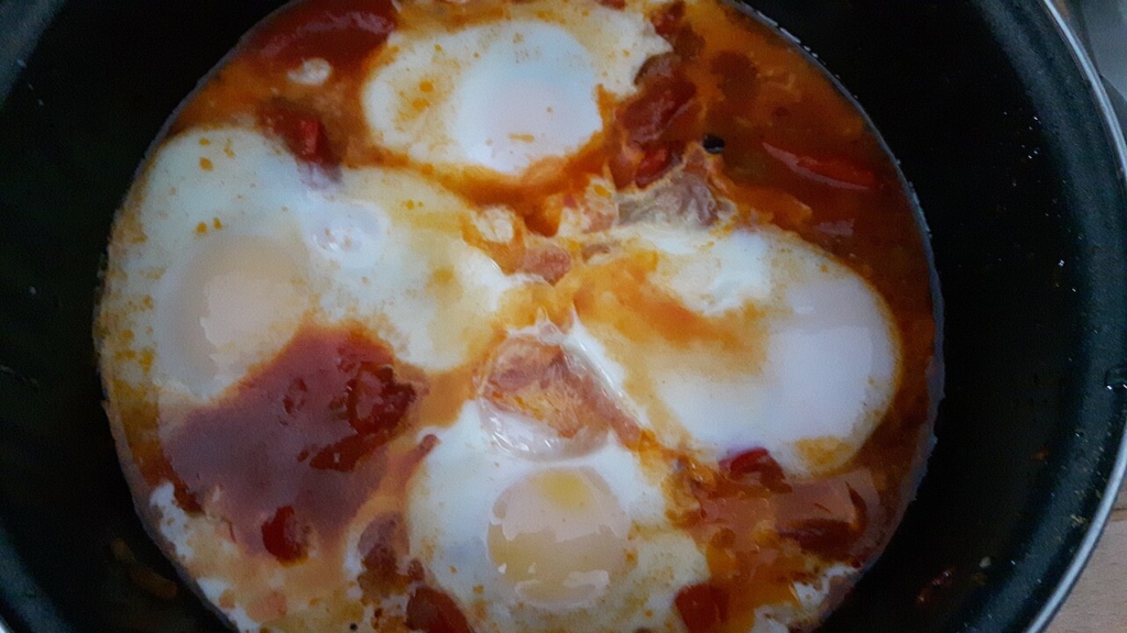 Tavada yumurtalı menemen