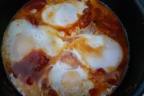 Tavada yumurtalı menemen