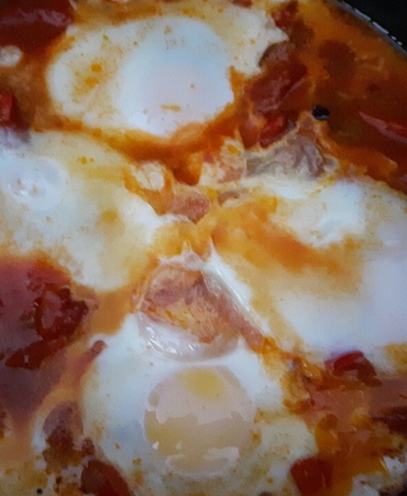 Tavada yumurtalı menemen