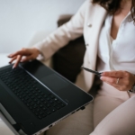 Sanal POS ile internetten kartlı ödeme yapan kişi