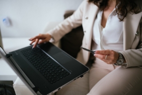 Sanal POS ile internetten kartlı ödeme yapan kişi