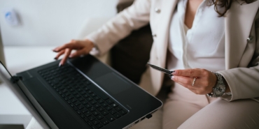 Sanal POS ile internetten kartlı ödeme yapan kişi
