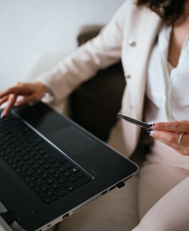 Sanal POS ile internetten kartlı ödeme yapan kişi