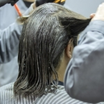 Kuaför salonunda saç renklendirme