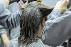 Kuaför salonunda saç renklendirme