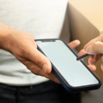 Kargo teslimatında telefondan imza atan alıcı